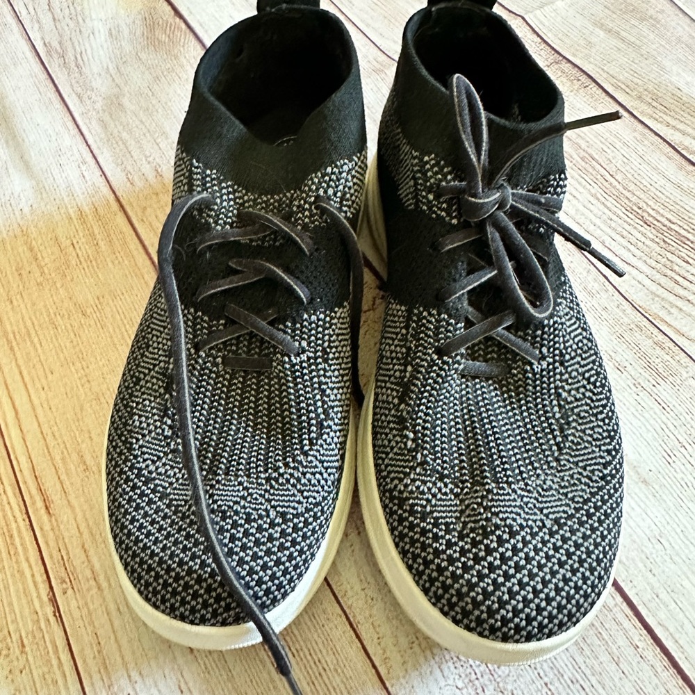 Women’s Fitflopp Black tennis shoes, size 5 like new